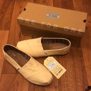 W8 Toms NWT NIB off white/cream